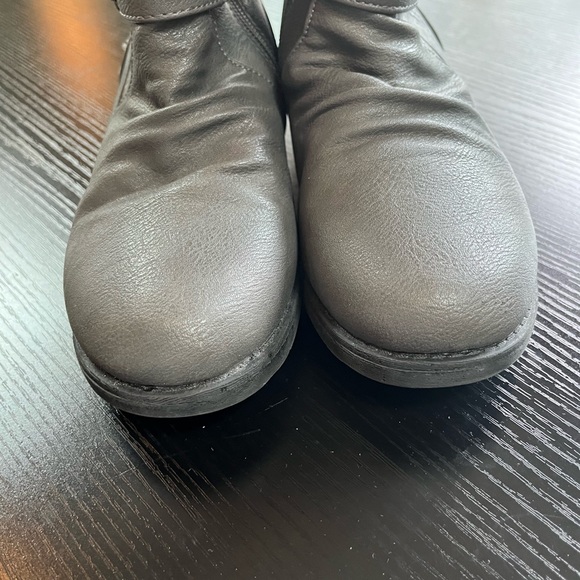 🟢5/$25  Dream pairs Gray Boots 4 - Picture 16 of 16